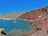 red-beach-santorini-grecia-sabbia-e-scogli-di-un-rosso-intenso-in-contrasto-con-il-blu-del-mare