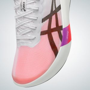 Queste 3 nuove scarpe da performance running ti faranno correre alla velocità della luce