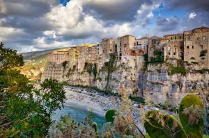 Nella costa tirrenica della Calabria ci sono spiagge perfette per ammirare il sole che tramonta