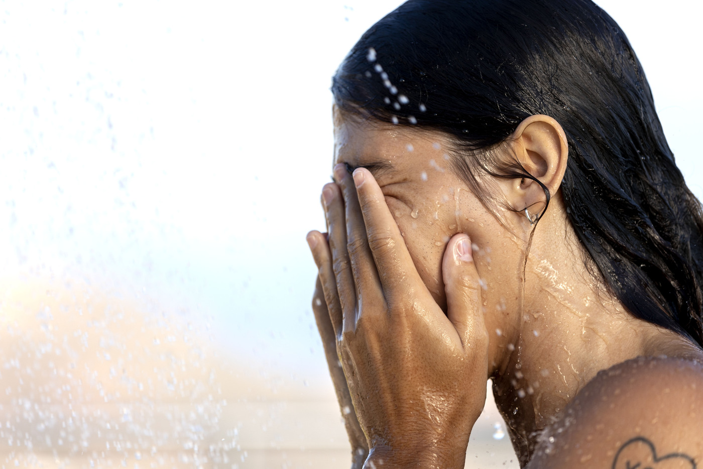 Sei in spiaggia e ti danno fastidio gli occhi? Ecco cosa fare (e cosa NON fare!)