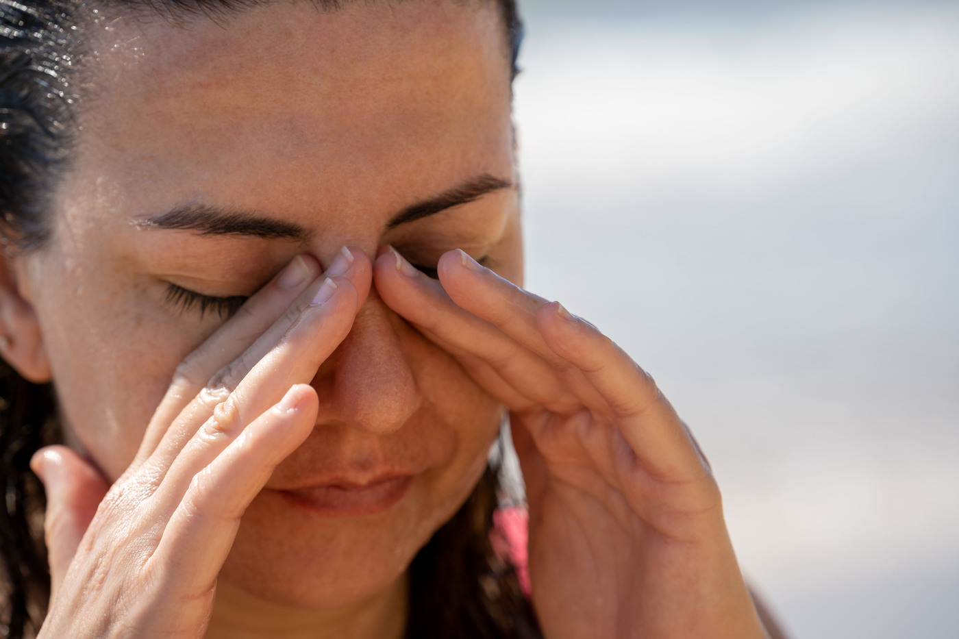 Sei in spiaggia e ti danno fastidio gli occhi? Ecco cosa fare (e cosa NON fare!)