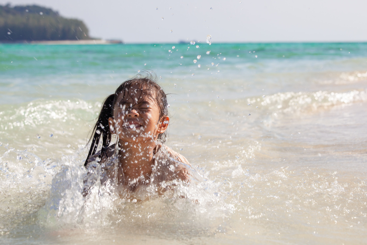 Sei in spiaggia e ti danno fastidio gli occhi? Ecco cosa fare (e cosa NON fare!)