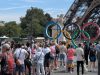 in-coda-per-una-foto-davanti-alla-tour-eiffel