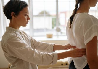 Ti senti più rigido dopo i 30 anni? C'è un motivo scientifico (e non è solo l'età)