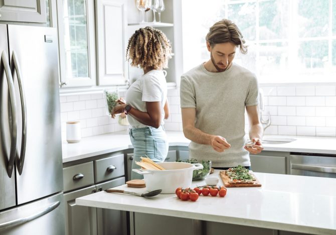 Tornare in linea dopo l’estate? 5 trucchi per perdere almeno 6 kg in 1 mese senza pesare gli alimenti