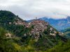 apricale-arroccato-sulle-colline-liguri-il-borgo-si-intreccia-tra-vicoli-di-pietra-e-boschi-che-in-autunno-esplodono-di-colori-caldi