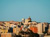cagliari-nel-quartiere-di-castello-il-medioevo-resiste-tra-bastioni-chiari-e-strade-che-sanno-ancora-di-vento-e-pietra