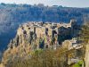 calcata-arroccata-su-una-rupe-in-autunno-si-veste-di-tonalit-calde-e-invita-a-passeggiate-tra-storia-arte-e-panorami-mozzafiato