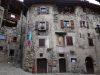 canale-di-tenno-tra-case-in-pietra-e-vicoli-acciottolati-lautunno-trasforma-il-borgo-in-un-angolo-fiabesco-immerso-nei-boschi-dai-colori-caldi