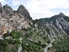 castelmezzano-arroccato-tra-le-guglie-delle-dolomiti-lucane-in-autunno-il-borgo-si-accende-di-colori-caldi-e-offre-emozioni-tra-natura-e-avventura