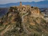 civita-di-bagnoregio-la-citt-che-muore-sospesa-sul-tufo-dove-ogni-passo-sembra-sfiorare-il-confine-tra-realt-e-leggenda