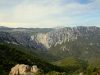 gorropu-una-gola-profonda-e-selvaggia-della-sardegna-che-ricorda-il-grand-canyon-con-pareti-rocciose-imponenti-e-un-fiume-che-scorre-sul-fondo