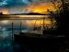 lago-trasimeno-ampio-e-quieto-riflette-colline-color-rame-e-borghi-sospesi-nel-silenzio-dellumbria-autunnale