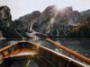 lago-di-braies-icona-delle-dolomiti-dautunno-ritrova-la-sua-calma-lacqua-smeraldo-riflette-larici-dorati-e-cime-rosa-al-tramonto