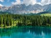 lago-di-carezza-un-piccolo-gioiello-alpino-con-acque-turchesi-e-montagne-dolomitiche-che-evocano-i-paesaggi-del-canada-o-della-nuova-zelanda