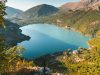 lago-di-scanno-a-forma-di-cuore-e-circondato-da-boschi-fiammeggianti-lautunno-abruzzese-nella-sua-forma-pi-autentica-e-poetica