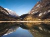 lago-di-tenno-piccolo-gioiello-turchese-incastonato-tra-i-boschi-del-trentino-in-autunno-si-trasforma-in-uno-specchio-di-luce-e-colore