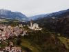 molveno-borgo-alpino-incastonato-tra-lago-smeraldo-e-boschi-dorati-dove-lautunno-si-respira-passo-dopo-passo-tra-montagne-e-silenzio