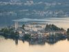 orta-san-giulio-tra-le-acque-calme-del-lago-le-nebbie-mattutine-accarezzano-lisola-e-le-foglie-dorate-sembrano-danzare-sul-riflesso-dellacqua