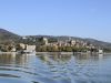 passignano-sul-trasimeno-le-acque-tranquille-del-lago-riflettono-un-cielo-bruciato-dallautunno-mentre-i-vicoli-del-borgo-si-immergono-in-una-luce-calda-e-rarefatta