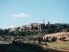 pienza-le-colline-toscane-intorno-a-pienza-si-tingono-doro-e-rame-mentre-il-borgo-accoglie-passeggiatori-tra-vicoli-e-panorami-da-cartolina