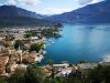 riva-del-garda-le-montagne-circostanti-si-tingono-di-tonalit-calde-mentre-il-lago-cattura-i-riflessi-dorati-e-il-borgo-sembra-sospeso-tra-luce-e-nebbia-autunnale
