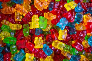 Caramelle gommose: non è colpa tua! La scienza dietro il meccanismo 'una tira l'altra' (e come vincerlo)