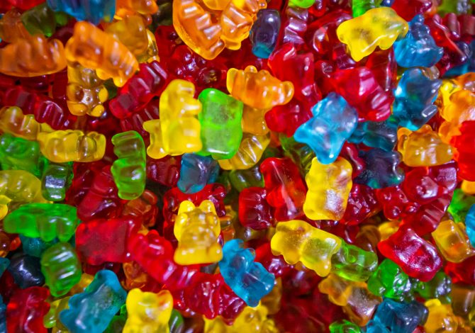 Caramelle gommose: non è colpa tua! La scienza dietro il meccanismo 'una tira l'altra' (e come vincerlo)