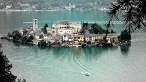 Visitare i borghi sui laghi in autunno