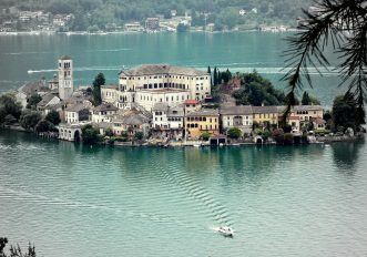 Visitare i borghi sui laghi in autunno