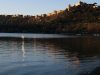 castel-gandolfo-le-acque-del-lago-si-tingono-di-oro-e-cremisi-mentre-il-borgo-sembra-custodire-segreti-antichi-tra-le-sue-stradine-illuminate-dal-sole-basso-dautunno
