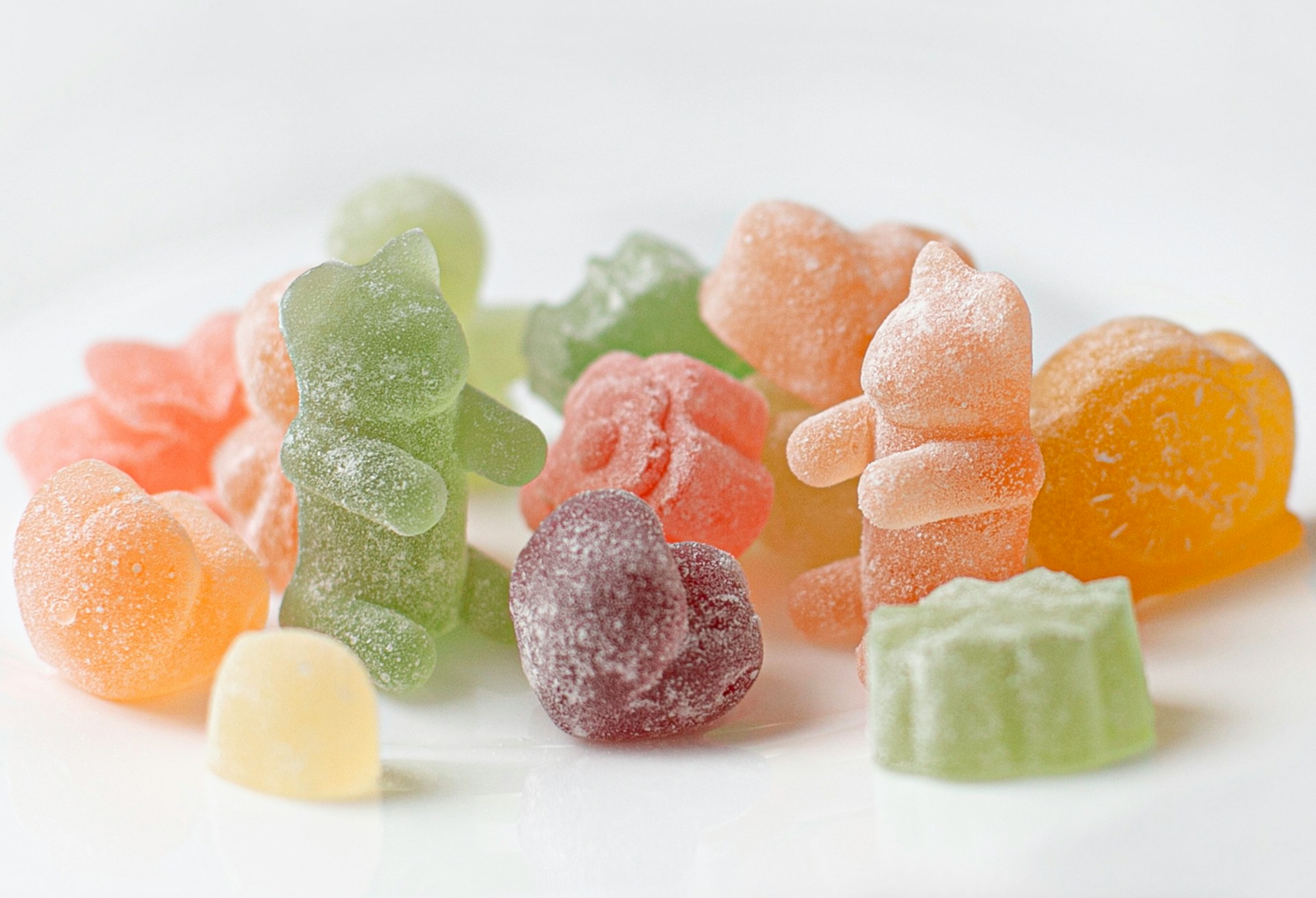 Caramelle gommose: non è colpa tua! La scienza dietro il meccanismo 'una tira l'altra' (e come vincerlo)