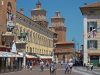 ferrara-con-il-castello-estense-e-le-mura-ciclabili-in-autunno-e-inverno-offre-una-dimensione-lenta-e-raccolta-ideale-da-vivere-in-bici-o-a-piedi