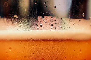 Attiri tutte le zanzare? Il motivo è (scientificamente) la birra che ti piace tanto
