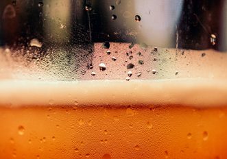 Attiri tutte le zanzare? Il motivo è (scientificamente) la birra che ti piace tanto