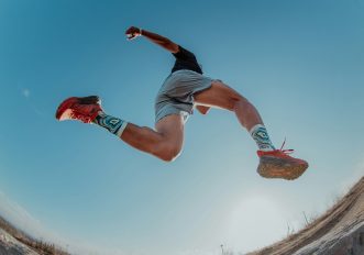 Se vuoi correre con una falcata più efficiente, fai questi esercizi per la flessibilità