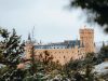 alczar-di-segovia-sospeso-su-uno-sperone-roccioso-in-spagna-mostra-in-tardo-autunno-le-linee-nette-delle-torri-e-le-geometrie-della-struttura-mentre-la-luce-secca-dellaltopiano-ne-accentua-laspetto-militare