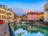 annecy-un-gioiello-francese-in-cui-il-lago-cristallino-e-le-montagne-circostanti-definiscono-latmosfera-elegante-dei-suoi-vicoli-storici