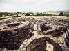 barumini-su-nuraxi-il-vento-dautunno-scivola-tra-le-torri-di-pietra-e-fa-risuonare-il-nuraghe-come-un-guscio-antico-che-non-ha-mai-smesso-di-vigilare
