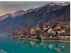 brienz-case-in-legno-ornate-di-dettagli-artigianali-si-specchiano-nel-lago-cristallino-incorniciate-dalle-montagne-che-si-accendono-dei-toni-caldi-dellautunno