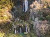 cascata-delle-marmore-i-tre-salti-della-cascata-si-mostrano-imponenti-sotto-la-luce-autunnale-mentre-il-bosco-circostante-vira-al-giallo-e-al-rosso-e-il-rumore-dellacqua-riempie-la-valle