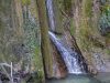 cascata-delle-vallocchie-in-autunno-lacqua-alta-scende-tra-rocce-e-muschi-lucidi-mentre-le-foglie-color-rame-e-giallo-formano-un-tappeto-che-avvolge-il-sentiero