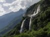 cascate-dellacquafraggia-i-salti-dacqua-si-aprono-come-nastri-bianchi-tra-le-rocce-mentre-i-boschi-autunnali-riflettono-colori-caldi-e-laria-piena-di-spruzzi-freschi