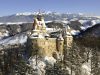 castello-di-bran-in-romania-il-maniero-evoca-limmaginario-di-dracula-grazie-alle-torri-compatte-e-alle-finestre-strette-e-in-tardo-autunno-appare-pi-severo-e-leggibile-senza-la-vegetazione-e-la-folla-estiva