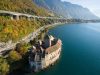 castello-di-chillon-affacciato-sul-lago-di-ginevra-in-svizzera-emerge-dal-paesaggio-con-le-sue-mura-riflesse-nellacqua-ferma-mentre-le-montagne-sullo-sfondo-restano-protagoniste-senza-coprirne-i-dettagli