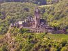 castello-di-cochem-domina-la-valle-del-mosella-con-uneleganza-romantica-tra-ponti-levatoi-e-torri-che-si-specchiano-sulle-acque-tranquille-sottostanti