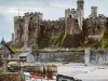 castello-di-conwy-situato-nel-galles-settentrionale-si-staglia-sopra-il-porto-e-il-ponte-sospeso-rivelando-chiaramente-la-sua-struttura-difensiva-grazie-alla-luce-netta-e-alla-tranquillit-fuori-stagione