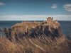 castello-di-dunnottar-arroccato-su-scogliere-a-picco-sul-mare-in-scozia-domina-la-costa-e-offre-viste-spettacolari-grazie-allassenza-di-vegetazione-e-folla-in-tardo-autunno
