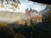 castello-di-eltz-sorge-in-fondo-a-una-valle-tedesca-e-si-sviluppa-su-pi-livelli-che-seguono-il-pendio-con-il-piccolo-fiume-ai-piedi-che-ne-accentua-lisolamento-naturale