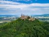castello-di-hohenzollern-con-le-sue-torri-che-svettano-tra-nuvole-e-foreste-affascina-per-la-capacit-di-racchiudere-secoli-di-potere-e-tradizione-in-ununica-silhouette-maestosa